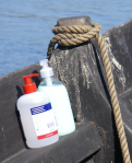 Tvål och handsprit ombord på en båt
